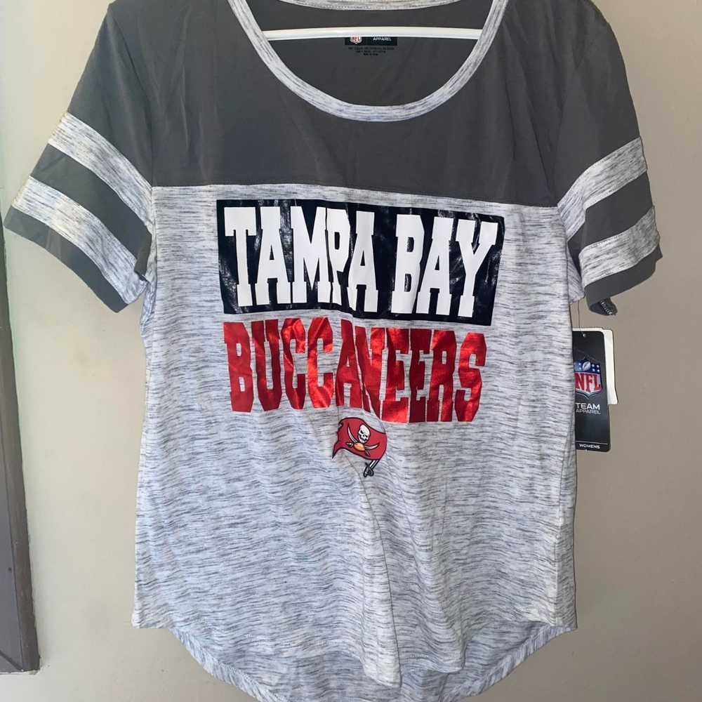 Women's Tampa Bay BUCS shirt NWT size L   NFL Team Apparel